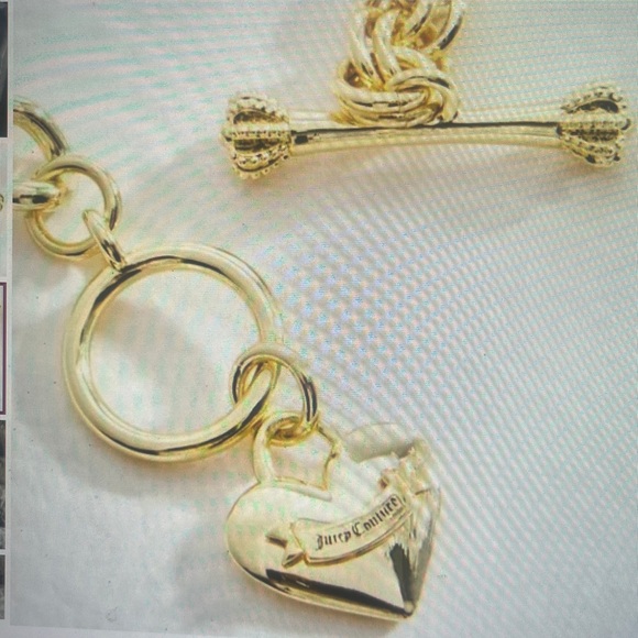 Juicy Couture X URBAN OUTFITTERS Exclusive Gold-Tone Heart Charm Toggle Bracelet - Picture 2 of 7